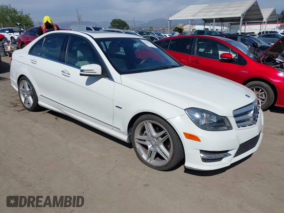 2012 Mercedes-Benz C 250 Sport z VIN WDDGF4HB1CA725623, wystawiony jako IAAI lot #42020594 z przebiegiem 53 714 mil mil oraz . Historia ofert i sprzedaży dostępna na DreamBid. Obrazek 1.