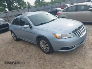 2013 Chrysler 200 LX z VIN 1C3CCBAB6DN568945, wystawiony jako IAAI lot #42423966 z przebiegiem 172 984 mil mil oraz . Historia ofert i sprzedaży dostępna na DreamBid. Obrazek 1.