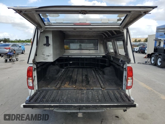 2015 Nissan Frontier SV z VIN 1N6AD0FR9FN754344, wystawiony jako Copart lot #80561574 z przebiegiem 131 225 mil mil oraz Szkoda całkowita • Salvage title. Historia ofert i sprzedaży dostępna na DreamBid. Obrazek 6.