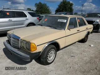 1982 Mercedes-Benz 300 300D-T with VIN WDBAB33A7CB008365, listed as a Copart auction lot 80248424 with 234,488 mi miles and Clean Title. Bid and sale history available at carsss.com. Image 1.