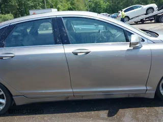 2016 Lincoln MKZ z VIN 3LN6L2J97GR617086, wystawiony jako IAAI lot #42446924 z przebiegiem 107 591 mil mil oraz . Historia ofert i sprzedaży dostępna na DreamBid. Obrazek 13.