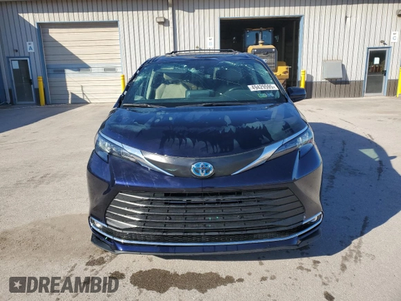 2024 Toyota Sienna XLE with VIN 5TDJSKFC6RS109729, listed as a Copart auction lot 49429595 with 17,404 mi miles and Salvage Title. Bid and sale history available at DreamBid. Image 5.