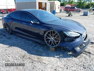 2015 Tesla Model S 85D with VIN 5YJSA4H47FF083005, listed as a IAAI auction lot 40970624 with 84,327 mi miles. Bid and sale history available at carsss.com. Image 1.