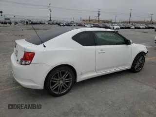 2013 Scion tC z VIN JTKJF5C77D3056779, wystawiony jako Copart lot #57459935 z przebiegiem 157 420 mil mil oraz Szkoda całkowita • Salvage title. Historia ofert i sprzedaży dostępna na DreamBid. Obrazek 3.