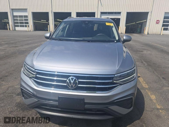 2024 Volkswagen Tiguan SE с VIN 3VV3B7AX6RM085904, выставлен на аукционе IAAI как лот 42852870 с пробегом 27 302 миль миль и . История ставок и продаж доступна на DreamBid. Изображение 13.