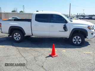2023 Toyota Tacoma SR5 z VIN 3TMDZ5BN5PM148049, wystawiony jako IAAI lot #41648232 z przebiegiem 22 570 mil mil oraz . Historia ofert i sprzedaży dostępna na DreamBid. Obrazek 13.