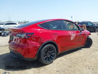 2024 Tesla Model Y Long Range z VIN 7SAYGDEEXRA236065, wystawiony jako IAAI lot #41834658 z przebiegiem 20 313 mil mil oraz . Historia ofert i sprzedaży dostępna na DreamBid. Obrazek 4.
