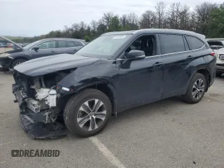 2022 Toyota Highlander XLE with VIN 5TDGZRBH0NS204460, listed as a Copart auction lot 61422635 with 67,880 mi miles and Salvage title. Bid and sale history available at DreamBid. Image 1.