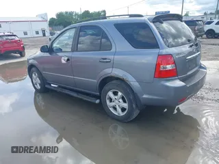 2008 Kia Sorento LX z VIN KNDJC735385819725, wystawiony jako IAAI lot #42487480 z przebiegiem 107 284 mil mil oraz . Historia ofert i sprzedaży dostępna na DreamBid. Obrazek 3.