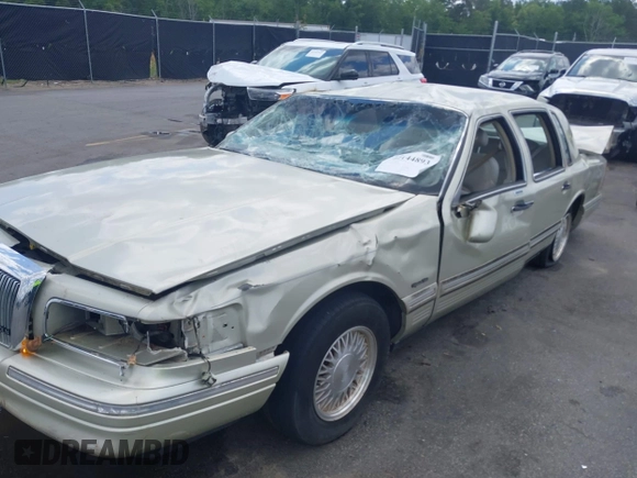1997 Lincoln Town Car Signature z VIN 1LNLM82W3VY746254, wystawiony jako IAAI lot #42144893 z przebiegiem 97 834 mil mil oraz . Historia ofert i sprzedaży dostępna na DreamBid. Obrazek 6.