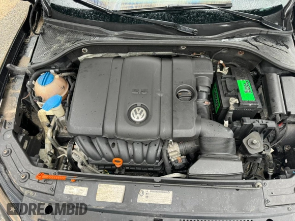 2013 Volkswagen Passat S z VIN 1VWAP7A37DC091531, wystawiony jako Copart lot #56255445 z przebiegiem 135 917 mil mil oraz Czysty tytuł • Clean title. Historia ofert i sprzedaży dostępna na DreamBid. Obrazek 7.