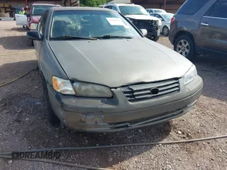 1999 Toyota Camry LE z VIN 4T1BF22K9XU081256, wystawiony jako IAAI lot #42208556 z przebiegiem 236 198 mil mil oraz . Historia ofert i sprzedaży dostępna na DreamBid. Obrazek 6.