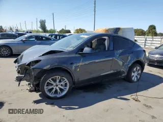 2024 Tesla Model Y Long Range z VIN 7SAYGDEE4RA243738, wystawiony jako Copart lot #48953885 z przebiegiem Nie podano mil oraz Szkoda całkowita • Salvage title. Historia ofert i sprzedaży dostępna na DreamBid. Obrazek 1.
