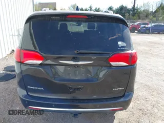 2017 Chrysler Pacifica Limited z VIN 2C4RC1GG7HR545265, wystawiony jako IAAI lot #41881441 z przebiegiem 165 786 mil mil oraz . Historia ofert i sprzedaży dostępna na DreamBid. Obrazek 16.