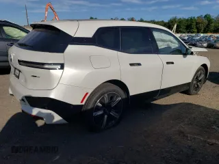 2023 BMW iX xDrive50 z VIN WB523CF07PCM92331, wystawiony jako Copart lot #64938133 z przebiegiem Nie podano mil oraz . Historia ofert i sprzedaży dostępna na DreamBid. Obrazek 3.