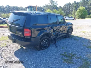 2024 Toyota Land Cruiser z VIN JTEABFAJ2RK013130, wystawiony jako IAAI lot #42002397 z przebiegiem 19 749 mil mil oraz . Historia ofert i sprzedaży dostępna na DreamBid. Obrazek 4.