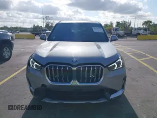 2025 BMW X1 xDrive28i z VIN WBX73EF00S5245965, wystawiony jako IAAI lot #42130223 z przebiegiem 2 442 mil mil oraz . Historia ofert i sprzedaży dostępna na DreamBid. Obrazek 12.