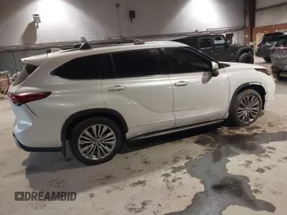 2022 Toyota Highlander Platinum z VIN 5TDFZRBH6NS192150, wystawiony jako IAAI lot #41291531 z przebiegiem 67 474 mil mil oraz . Historia ofert i sprzedaży dostępna na DreamBid. Obrazek 4.
