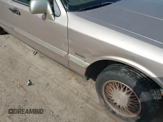 1997 Lincoln Town Car Signature z VIN 1LNLM82W6VY758933, wystawiony jako IAAI lot #42111472 z przebiegiem 156 999 mil mil oraz . Historia ofert i sprzedaży dostępna na DreamBid. Obrazek 6.