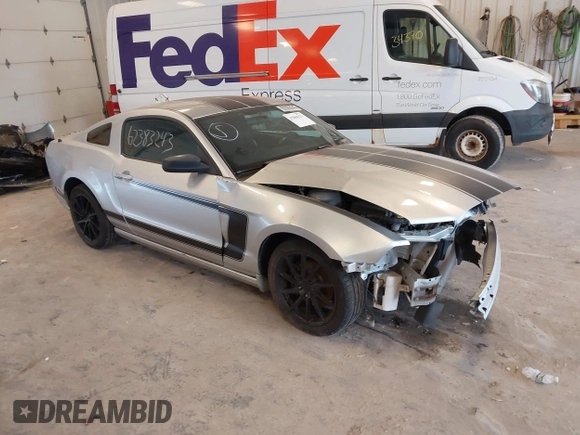 2014 Ford Mustang V6 z VIN 1ZVBP8AM3E5318738, wystawiony jako IAAI lot #42860321 z przebiegiem Nie podano mil oraz . Historia ofert i sprzedaży dostępna na DreamBid. Obrazek 1.