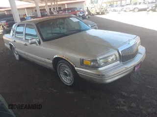 1997 Lincoln Town Car Executive z VIN 1LNLM81W6VY743706, wystawiony jako IAAI lot #41994092 z przebiegiem 265 604 mil mil oraz . Historia ofert i sprzedaży dostępna na DreamBid. Obrazek 1.