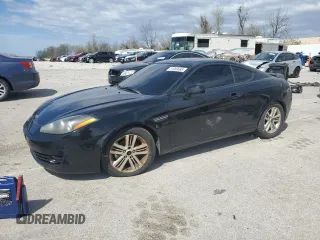 2008 Hyundai Tiburon GS z VIN KMHHM66DX8U276772, wystawiony jako Copart lot #51069585 z przebiegiem 197 473 mil mil oraz Czysty tytuł • Clean title. Historia ofert i sprzedaży dostępna na DreamBid. Obrazek 1.