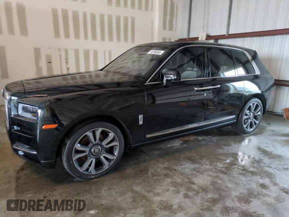 2023 Rolls-Royce Cullinan z VIN SLATV4C07PU218187, wystawiony jako Copart lot #74289364 z przebiegiem 5705 mil mil oraz Szkody całkowita. Historia ofert i sprzedaży dostępna na DreamBid. Obrazek 1.