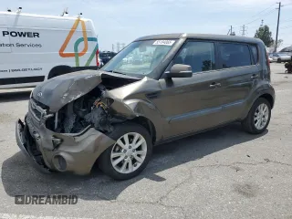 2013 Kia Soul + z VIN KNDJT2A62D7532020, wystawiony jako Copart lot #55184065 z przebiegiem 177 074 mil mil oraz Szkody całkowita. Historia ofert i sprzedaży dostępna na DreamBid. Obrazek 1.