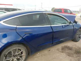 2018 Tesla Model 3 Long Range Battery z VIN 5YJ3E1EA3JF043451, wystawiony jako IAAI lot #41529214 z przebiegiem 65 375 mil mil oraz . Historia ofert i sprzedaży dostępna na DreamBid. Obrazek 14.