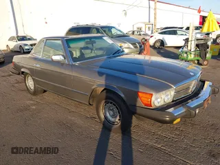 1981 Mercedes-Benz 380 SL z VIN WDBBA45A9BB002673, wystawiony jako IAAI lot #41403982 z przebiegiem 105 008 mil mil oraz . Historia ofert i sprzedaży dostępna na DreamBid. Obrazek 1.
