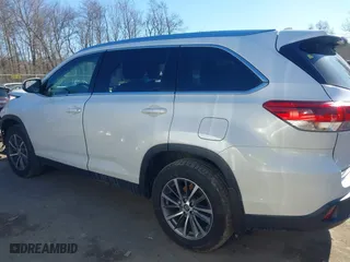 2019 Toyota Highlander SE with VIN 5TDJZRFH1KS922403, listed as a IAAI auction lot 41430051 with 93,767 mi miles. Bid and sale history available at carsss.com. Image 14.