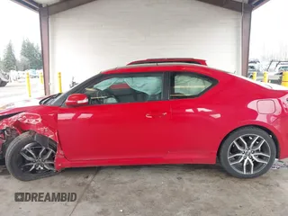 2015 Scion tC z VIN JTKJF5C71FJ008872, wystawiony jako IAAI lot #41664672 z przebiegiem 119 142 mil mil oraz . Historia ofert i sprzedaży dostępna na DreamBid. Obrazek 14.