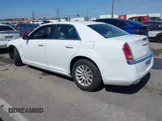 2014 Chrysler 300 z VIN 2C3CCAAG9EH301766, wystawiony jako IAAI lot #41811380 z przebiegiem 111 580 mil mil oraz . Historia ofert i sprzedaży dostępna na DreamBid. Obrazek 3.