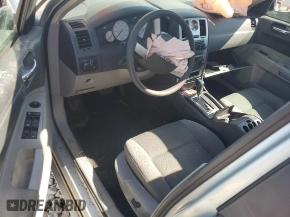 2006 Chrysler 300 z VIN 2C3KA53G26H469479, wystawiony jako Copart lot #57260885 z przebiegiem Nie podano mil oraz Czysty tytuł • Clean title. Historia ofert i sprzedaży dostępna na DreamBid. Obrazek 8.