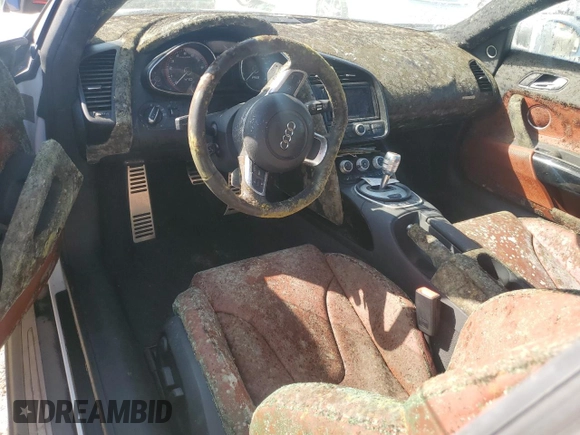 2011 Audi R8 5.2L z VIN WUAANAFG8BN000143, wystawiony jako Copart lot #74799504 z przebiegiem Nie podano mil oraz Szkoda całkowita • Salvage title. Historia ofert i sprzedaży dostępna na DreamBid. Obrazek 8.