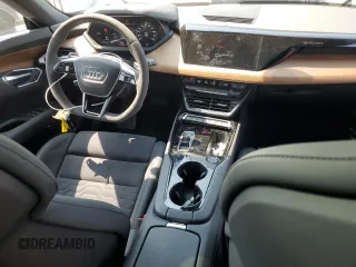 2023 Audi e-tron GT Prestige z VIN WAUDJBFWXP7003055, wystawiony jako Copart lot #71028874 z przebiegiem 7107 mil mil oraz Szkody całkowita. Historia ofert i sprzedaży dostępna na DreamBid. Obrazek 8.