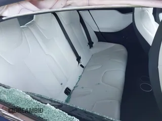 2017 Tesla Model S 100D z VIN 5YJSA1E21HF190815, wystawiony jako IAAI lot #42422004 z przebiegiem 99 938 mil mil oraz . Historia ofert i sprzedaży dostępna na DreamBid. Obrazek 8.