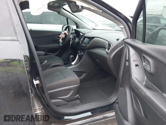 2020 Chevrolet Trax LS z VIN KL7CJKSB7LB314979, wystawiony jako IAAI lot #41899919 z przebiegiem 54 233 mil mil oraz . Historia ofert i sprzedaży dostępna na DreamBid. Obrazek 5.