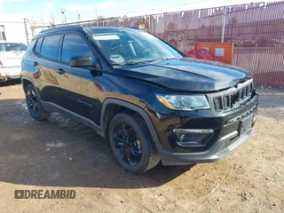 2019 Jeep Compass Altitude z VIN 3C4NJCBB1KT612989, wystawiony jako IAAI lot #41330536 z przebiegiem 145 404 mil mil oraz . Historia ofert i sprzedaży dostępna na DreamBid. Obrazek 1.