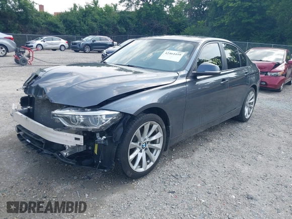 2018 BMW 3 Series 320i xDrive z VIN WBA8A3C55JA358857, wystawiony jako IAAI lot #42464459 z przebiegiem 72 068 mil mil oraz . Historia ofert i sprzedaży dostępna na DreamBid. Obrazek 2.