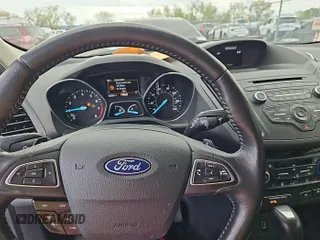 2018 Ford Escape SE z VIN 1FMCU9GDXJUA69802, wystawiony jako IAAI lot #42413413 z przebiegiem 92 564 mil mil oraz . Historia ofert i sprzedaży dostępna na DreamBid. Obrazek 3.