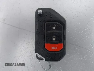 2023 Jeep Wrangler Sahara z VIN 1C4JJXP6XPW556327, wystawiony jako IAAI lot #41784532 z przebiegiem 39 918 mil mil oraz . Historia ofert i sprzedaży dostępna na DreamBid. Obrazek 11.
