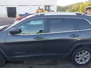 2017 Jeep Cherokee Latitude z VIN 1C4PJLCB6HW542030, wystawiony jako IAAI lot #42306511 z przebiegiem 85 461 mil mil oraz . Historia ofert i sprzedaży dostępna na DreamBid. Obrazek 14.