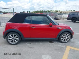 2014 MINI Convertible S z VIN WMWZP3C56ET707702, wystawiony jako IAAI lot #42431046 z przebiegiem 65 726 mil mil oraz . Historia ofert i sprzedaży dostępna na DreamBid. Obrazek 13.
