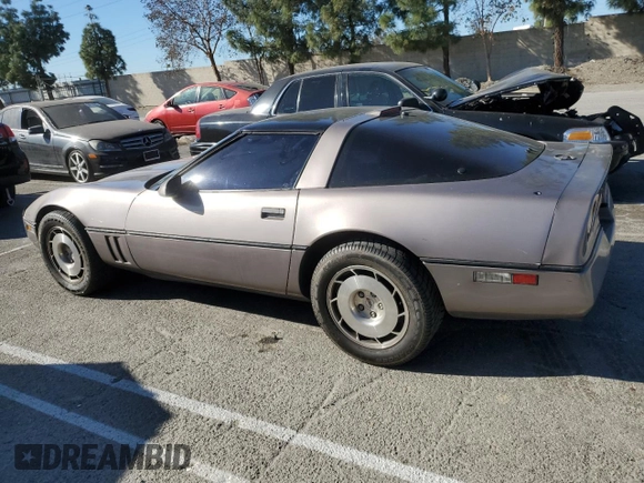 1988 Chevrolet Corvette z VIN 1G1YY2182J5103560, wystawiony jako Copart lot #44811925 z przebiegiem 99 645 mil mil oraz Czysty tytuł • Clean title. Historia ofert i sprzedaży dostępna na DreamBid. Obrazek 2.