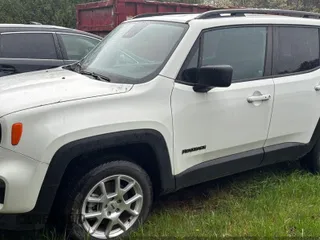 2022 Jeep Renegade Latitude with VIN ZACNJDB16NPN47773, listed as a IAAI auction lot 42215542 with Not provided miles and . Bid and sale history available at DreamBid. Image 2.