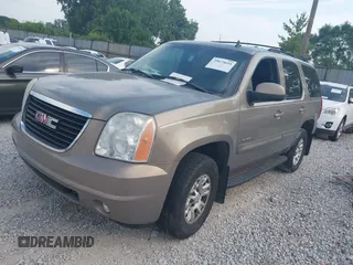2007 GMC Yukon SLT with VIN 1GKFK13077J337862, listed as a IAAI auction lot 39675655 with 200,800 mi miles. Bid and sale history available at carsss.com. Image 2.