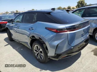2023 Lexus RZ 450e Premium z VIN JTJAAAAB3PA000731, wystawiony jako Copart lot #57350214 z przebiegiem 7642 mil mil oraz Szkody całkowita. Historia ofert i sprzedaży dostępna na DreamBid. Obrazek 2.