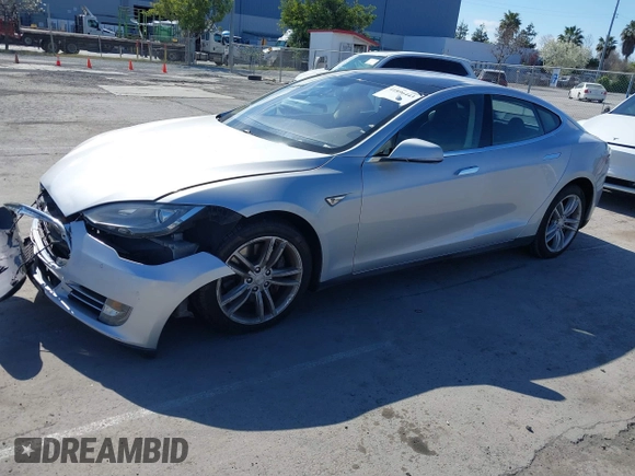2014 Tesla Model S 60 z VIN 5YJSA1H17EFP43546, wystawiony jako IAAI lot #41896443 z przebiegiem Nie podano mil oraz . Historia ofert i sprzedaży dostępna na DreamBid. Obrazek 2.