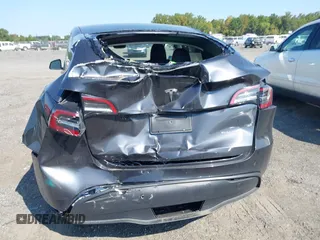 2024 Tesla Model Y Long Range with VIN 7SAYGDEE3RF152964, listed as a IAAI auction lot 40394843 with 3,393 mi miles. Bid and sale history available at carsss.com. Image 6.